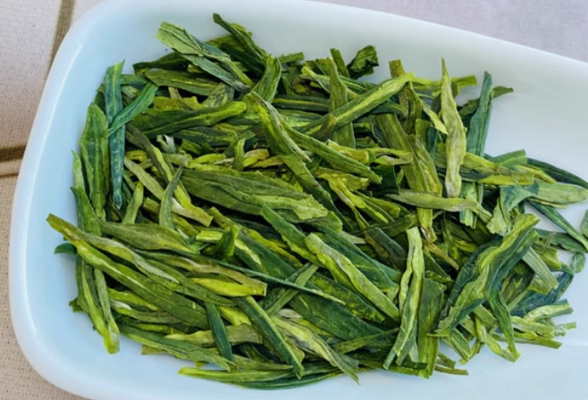 龙井茶是什么茶？产地，多钱一斤，种类，冲泡方法，禁忌，功效作用